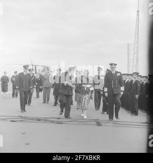 Fotoment des Staatsbesuchs des dänischen Königspaares, König Frederik IX. Und Königin Ingrid, in den Niederlanden. Die königliche Gesellschaft und ihre Courtège versammeln sich am Flugzeuglift auf dem Flugdeck von HR. Frau Karel Doorman (1948-1968). Ist Teil der Objektserie AVDKM 540154 bis 540167. Stockfoto