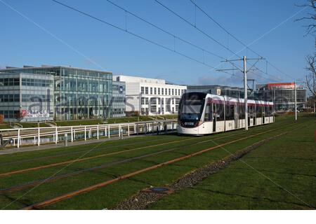 Straßenbahn, die durch den Edinburgh Park Business Park, South Gyle, Edinburgh, Schottland fährt Stockfoto