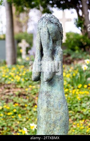 Skulptur der weinenden Figur, die das Gesicht mit Händen auf dem Grab der österreichischen Bildhauerin Anna Mahler bedeckt, Highgate Cemetery East, North London, UK Stockfoto