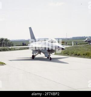 Die F-16A (J-212) kurz nach der Übertragung durch die Züchterfabrik an die Royal Netherlands Air Force in Schiphol. Stockfoto