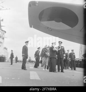 Fotoment des Staatsbesuchs des dänischen Königspaares, König Frederik IX. Und Königin Ingrid, in den Niederlanden. Die königliche Gesellschaft und ihre Courtège versammeln sich um den Flugzeuglift von HR. Frau Karel Doorman (1948-1968). Ist Teil der Objektserie AVDKM 540154 bis 540167. Stockfoto