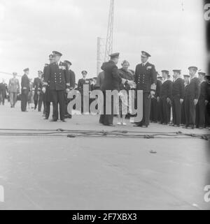 Fotoment des Staatsbesuchs des dänischen Königspaares, König Frederik IX. Und Königin Ingrid, in den Niederlanden. Die königliche Gesellschaft und ihre Courtège versammeln sich am Flugzeuglift auf dem Flugdeck von HR. Frau Karel Doorman (1948-1968). Ist Teil der Objektserie AVDKM 540154 bis 540167. Stockfoto