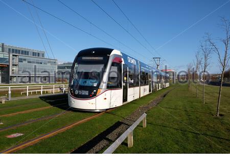 Straßenbahn, die durch den Edinburgh Park Business Park, South Gyle, Edinburgh, Schottland fährt Stockfoto