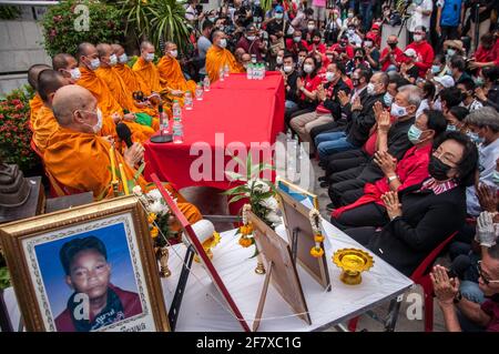 Buddhistische Mönche führen während des Jahrestages Rituale durch. Der ehemalige Kernführer und Demonstranten der United Front for Democracy Against Diktatur (UDD), auch bekannt als „Red Shirt“, veranstalteten am 14. Oktober 1973 in Bangkok den 61. Jahrestag der „Gewalt am 2010. April“. Mehr als 90 Menschen, darunter der japanische Fernsehkameramann Hiroyuki Muramoto und der italienische Fotograf Fabio Polenghi, starben bei der „Gewaltanwendung am 2010. April“ durch das thailändische Militär, die auch als „Aprilblut“ oder „grausamer April“ in Thailand bekannt ist. (Foto von Peerapon Boonyakiat/SOPA Image/Sipa USA) Stockfoto