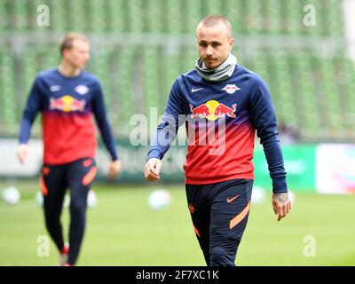 Bremen, Deutschland. April 2021. Fußball: Bundesliga, Werder Bremen - RB Leipzig, Matchday 28 im wohninvest Weserstadion. Leipziger Verteidiger Angelino. WICHTIGER HINWEIS: Gemäß den Bestimmungen der DFL Deutsche Fußball Liga und des DFB Deutscher Fußball-Bund ist es untersagt, im Stadion und/oder vom Spiel aufgenommene Fotos in Form von Sequenzbildern und/oder videoähnlichen Fotoserien zu verwenden oder zu verwenden. Quelle: Carmen Jaspersen/dpa/Alamy Live News Stockfoto