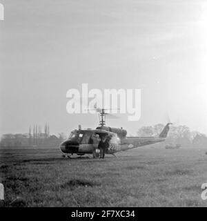 Am 18. November 1965 verlassen Soldaten die Agusta-Bell 204B (Registrierungsnummer 227) der Royal Navy. Stockfoto