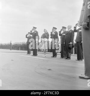 Fotoment des Staatsbesuchs des dänischen Königspaares, König Frederik IX. Und Königin Ingrid, in den Niederlanden. Empfang des dänischen Königspaares an Bord der HR. Frau Karel Doorman (1948-1968). Ist Teil der Objektserie AVDKM 540154 bis 540167. Stockfoto