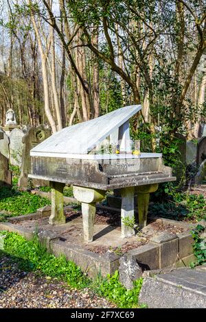 Grab von William Henry Thornton, klassischer Pianist, in Form eines Flügels auf dem Highgate Cemetery East, North London, Großbritannien Stockfoto