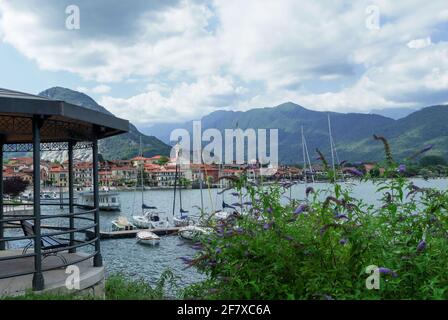 Segelboote festgemacht in Feriolo, charmante Stadt mit Blick auf den Lago Maggiore. Piemont, italienische Seen, Italien. Stockfoto