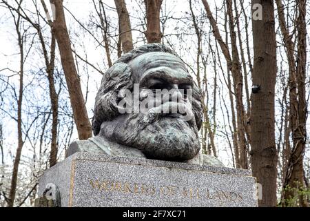 Büste von Karl Marx auf einem Sockel an seinem Grab, Highgate East Cemetery, London, Großbritannien Stockfoto