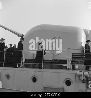 Der Staatssekretär für Marine (Stasmar) H.C.W. Moorman (1899-1971, Mitte) ist bei der Inbetriebnahme des U-Bootes hr.ms anwesend. Holland (D 808) im Dezember 1954 bei der Rotterdam Dry Dough Society (RDM). Stockfoto