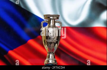 10. April 2021. Prag, Tschechische Republik. Fußball-Europameisterschaft mit der tschechischen Flagge im Hintergrund. Stockfoto