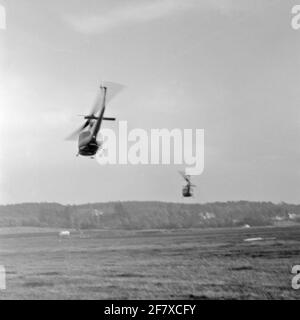 Zwei Agusta-Bell 204b von der Royal Navy schweben am 18. November 1965 zu ihrem Ziel. Stockfoto