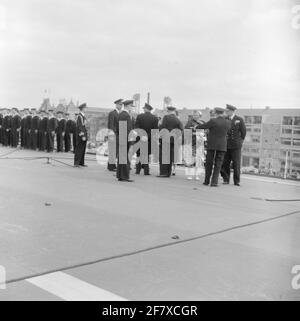 Fotoment des Staatsbesuchs des dänischen Königspaares, König Frederik IX. Und Königin Ingrid, in den Niederlanden. Die königliche Gesellschaft und ihre Courtège versammeln sich am Flugzeuglift auf dem Luftdeck von HR.Ms. Karel Doorman (1948-1968). Ist Teil der Objektserie AVDKM 540154 bis 540167. Stockfoto