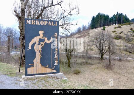 Am Eingang zu Mrkopalj gibt es ein Schild mit der Inschrift Mrkopalj Ski Cradle.Croatia.Forest und Felder in Mrkopalj, Gorski Kotar Stockfoto