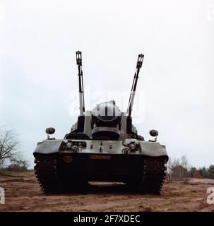 Eine gepanzerte Verbindung gegen Luftziele (PRTL) von 13 gepanzerten Luft-diätetischen Batterien während einer Übung auf (vermutlich) der Oirschotse Heide. Stockfoto