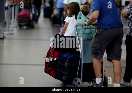 salvador, bahia/brasilien – 27. Juli 2018: Schlange von Passagieren am Check-in der Fluggesellschaft am Flughafen Salvador. *** Ortsüberschrift *** . Stockfoto