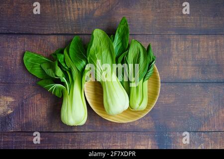 Eine Bambusplatte mit frischem chinesischen „pak Choi“-Kohl. Stockfoto
