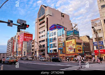 Straßenszene im Stadtteil Ueno in Tokio, Japan. Stockfoto