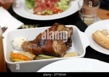 Gebratenes Schweineknee auf einem Teller in einem tschechischen Restaurant in Prag Stockfoto