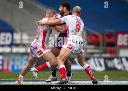 Rhyse Martin (12) aus Leeds Rhinos wird am 4/10/2021 von Joel Thompson (11) und James Roby (9) aus St. Helens in angegangen. (Foto von Craig Thomas/News Images/Sipa USA) Stockfoto