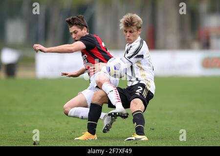 Mailand, Italien, 10. April 2021. Gabriele Mulazzi von Juventus fordert Riccardo Tonin vom AC Mailand während des Primavera 1-Spiels im Centro Sportivo Vismara in Mailand heraus. Bildnachweis sollte lauten: Jonathan Moscrop / Sportimage Kredit: Sportimage/Alamy Live News Stockfoto