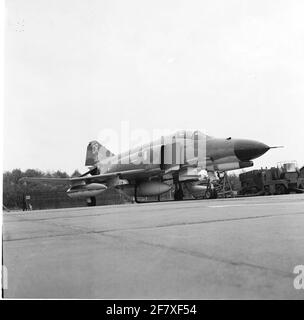 Rechte Seite des McDonnell Douglas F-4e Phantom II-Geräts, vom 32 TFS auf dem Soesterberg-Luftwaffenstützpunkt. Die Nase ist mit einem eingebauten AN / APQ-120 Radar sichtbar und es gibt eine eingebaute M61 Vulcan Kanone. Stockfoto