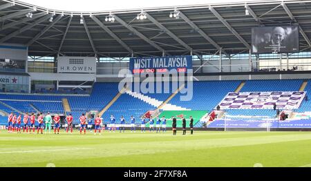 Cardiff, Glamorgan, Wales, Großbritannien. 10. April 2021; Cardiff City Stadium, Cardiff, Glamorgan, Wales; English Football League Championship Football, Cardiff City gegen Blackburn Rovers; die Spieler beobachten eine Schweigeminute, um das Leben von Prinz Philip, Herzog von Edinburgh, zu ehren, der am 9. April 2021 in Windsor Castle starb.Credit: Action Plus Sports Images/Alamy Live News Stockfoto