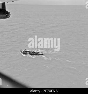 Alarmmeldung Untersuchung und Rettungsdienst. Notruf des belgischen Wasserschneiders Hope for Peace (1941-1967). Ein Rettungsinsel steht auf dem Heck des Schneiders bereit. An der Vorderseite ist das Schleppkabel zum Schlepper Seettiger zu sehen. Ein Neptun der Flugzeuggeschwader 320 ist vor Ort. Stockfoto