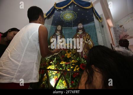 salvador, bahia / brasilien - 27. september 2017: Anhänger von Sao Cosme Ende Sao Damiao während der Messe gesehen, als er die Zwillingsheiligen in der Nähe der Liberdade lobte Stockfoto