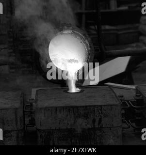 Metallguss in der Schmiede des Rijkswerf (RW) in Den Helder (Anfang der 80er). Stockfoto