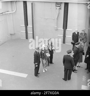 Fotoment des Staatsbesuchs des dänischen Königspaares, König Frederik IX. Und Königin Ingrid, in den Niederlanden. Die königliche Gesellschaft und ihre Courtège sinken mit dem Flugzeuglift von HR. Frau Karel Doorman (1948-1968). Ist Teil der Objektserie AVDKM 540154 bis 540167. Stockfoto