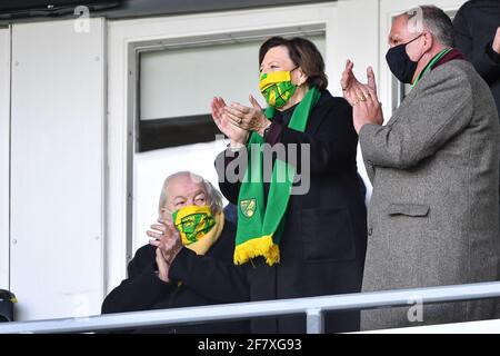 DERBY, ENGLAND. 10. APRIL: Delia Smith und Michael Wynn-Jones feiern, als ihr Team am Samstag, den 10. April 2021, im Pride Park, Derby, ein Tor erzielt, um es 0-1 zu erreichen. (Kredit: Jon Hobley, Mi News) Kredit: MI Nachrichten & Sport /Alamy Live News Stockfoto