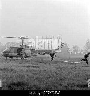 Soldaten fliehen vor der Agusta-Bell 204B (Registrierungsnummer 226) der Royal Navy. Stockfoto