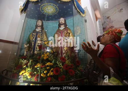 salvador, bahia / brasilien - 27. september 2017: Anhänger von Sao Cosme Ende Sao Damiao während der Messe gesehen, als er die Zwillingsheiligen in der Nähe der Liberdade lobte Stockfoto