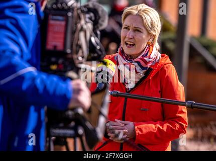 10. April 2021, Mecklenburg-Vorpommern, Wismar: Manuela Schwesig (SPD), die Ministerpräsidentin von Mecklenburg-Vorpommern, gibt vor dem Impfzentrum Wismar Fernsehinterviews zur abgesagten Ministerkonferenz mit der Bundeskanzlerin. Die Landesregierung Mecklenburg-Vorpommerns erhöht den Druck auf Grafschaften und unabhängige Städte, den Impfstoff von AstraZeneca sofort einzusetzen. Foto: Jens Büttner/dpa-Zentralbild/dpa Stockfoto