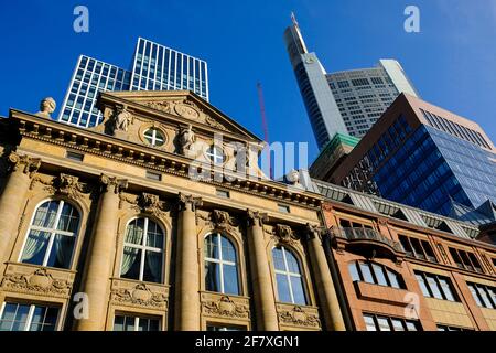 14.09.2019, Frankfurt am Main, Hessen, Deutschland - altes und neues Gebäude der Commerzbank, gesehen von der Kaiserstrasse in Frankfurt Stockfoto