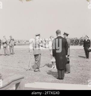 Der Generalkoch / Kommandant der Landstreitkräfte begrüßte seine Königin Juliana bei der Ankunft zur Parade in Ede. Stockfoto