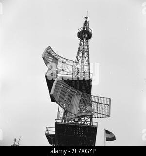 Radacast von der Navigationskampfinformationsschule in Den Helder. Bei beiden handelt es sich um Zielschutzradar (2x) (S-Band; ca. 2 GHz; ca. 15 cm). Teil der Objektserie AVDKM 540112 bis 540116. Stockfoto