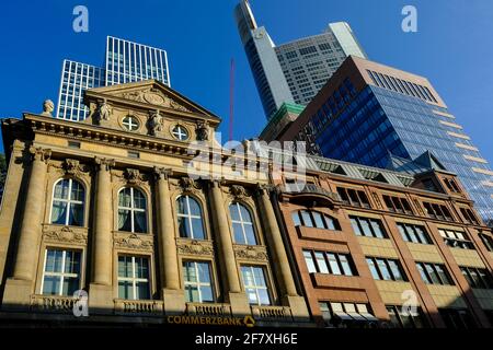 14.09.2019, Frankfurt am Main, Hessen, Deutschland - altes und neues Gebäude der Commerzbank, gesehen von der Kaiserstrasse in Frankfurt Stockfoto