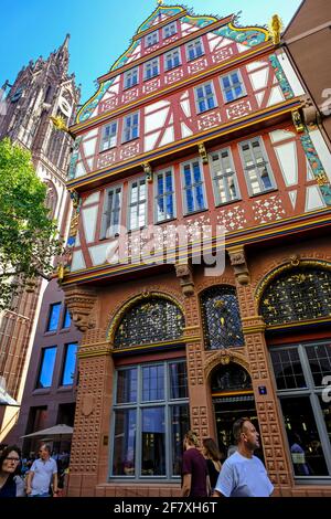 14.09.2019, Frankfurt am Main, Hessen, Deutschland - Frankfurter Dom und das rekonstruierte Haus zur Goldenen Waage in der Neuen Altstadt , dem DomRo Stockfoto