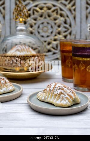 Desserts Eid al-Fitr, Kahk (Eid Cookies) Arabisch gefüllte Pistazie oder Nuss genannt Maamoul Cookiesim Glaskuppel. Seitenansicht. Stockfoto