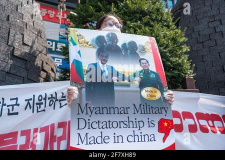 Ein Protestler hält ein Plakat mit Bildern von Min Aung Hlaing und Xi Jinping in der Nähe der chinesischen Botschaft während der Demonstration.Demokratieaktivisten aus Myanmar versammelten sich vor der chinesischen Botschaft, um die chinesische Regierung für ihre Unterstützung des Militärputsches in Myanmar zu verurteilen. Das Militär von Myanmar nahm am 01. Februar 2021 die staatliche Counselor von Myanmar, Aung San Suu Kyi, fest und verhängte den Ausnahmezustand, während es ein Jahr lang die Macht im Land ergattete, nachdem es die Wahlen gegen die National League for Democracy (NLD) verloren hatte. Stockfoto