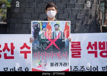 Ein Protestler hält ein Plakat mit Bildern von Min Aung Hlaing und Xi Jinping in der Nähe der chinesischen Botschaft während der Demonstration.Demokratieaktivisten aus Myanmar versammelten sich vor der chinesischen Botschaft, um die chinesische Regierung für ihre Unterstützung des Militärputsches in Myanmar zu verurteilen. Das Militär von Myanmar nahm am 01. Februar 2021 die staatliche Counselor von Myanmar, Aung San Suu Kyi, fest und verhängte den Ausnahmezustand, während es ein Jahr lang die Macht im Land ergattete, nachdem es die Wahlen gegen die National League for Democracy (NLD) verloren hatte. Stockfoto