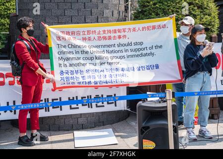 Während der Demonstration halten Demonstranten ein Transparent, auf dem ihre Meinung in der Nähe der chinesischen Botschaft zum Ausdruck kommt.Aktivisten der Demokratie in Myanmar versammelten sich vor der chinesischen Botschaft und verurteilten die chinesische Regierung für ihre Unterstützung des Militärputsches in Myanmar. Das Militär von Myanmar nahm am 01. Februar 2021 die staatliche Counselor von Myanmar, Aung San Suu Kyi, fest und verhängte den Ausnahmezustand, während es ein Jahr lang die Macht im Land ergattete, nachdem es die Wahlen gegen die National League for Democracy (NLD) verloren hatte. (Foto von Simon Shin / SOPA Images/Sipa USA) Stockfoto