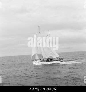 Das Segelschulschiff für anstehende Marineoffiziere am Royal Institute for the Marine (KIM): Hr. Urania (Y 8050) (H 31) (1938-2004). Ein ausführlicher Reisebericht kann auf Seite 52 in der Jaarboek Koninklijke Marine 1964 unter der Überschrift praktische Zeit gelesen werden. Stockfoto