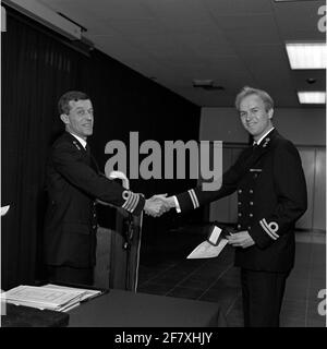 Vorstellung des CCO-Diploms (CCO) durch den Leiter der Operational School in Den Helder Captain-Ter-Zee (KTZ) L.L. Block, unterstützt von Leutnant-Ter-Sea of ​​the First Class (LTZ1) H.M. van Binsbergen, auf Leutnant-Ter-Sea of ​​the 2nd Class Oldest Category (LTZ2OC) M. van Lavieren. Stockfoto