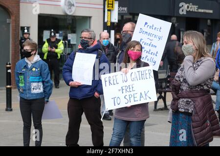 Worcester, Worcestershire, Großbritannien – Samstag, 10. April 2021 – Töten Sie die Protestierenden des Gesetzentwurfs im Stadtzentrum von Worcester gegen das neue Gesetz über Polizei, Kriminalität, Verurteilung und Gerichte ( PCSC ), das ihrer Meinung nach ihre Rechte auf legalen Protest beschränken wird. Foto Steven May / Alamy Live News Stockfoto