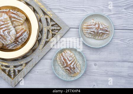 Desserts Eid al-Fitr, Kahk (Eid Cookies) Arabic Filled Pistachio Maamoul Cookies. Draufsicht. Stockfoto