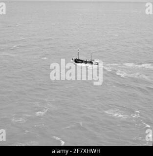 Alarmmeldung Untersuchung und Rettungsdienst. Notruf des belgischen Wasserschneiders Hope for Peace (1941-1967). Ein Rettungsinsel steht auf dem Heck des Schneiders bereit. An der Vorderseite ist das Schleppkabel zum Schlepper Seettiger zu sehen. Ein Neptun der Flugzeuggeschwader 320 ist vor Ort. Stockfoto